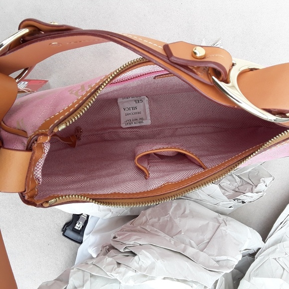 Dooney & Bourke shoulder bag. - Picture 8 of 8